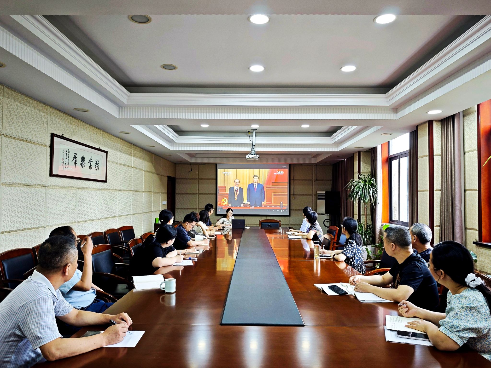 学院召开“七一”全体党员大会